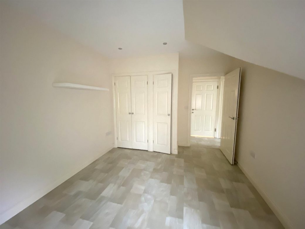 WB Lettings Ltd 4 Lakeview 247 Lower way Thatcham RG19 flat 2 bed 2 bath 2 parking (3)