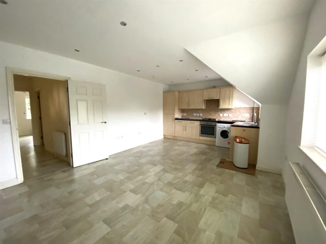 WB Lettings Ltd 4 Lakeview 247 Lower way Thatcham RG19 flat 2 bed 2 bath 2 parking (8)